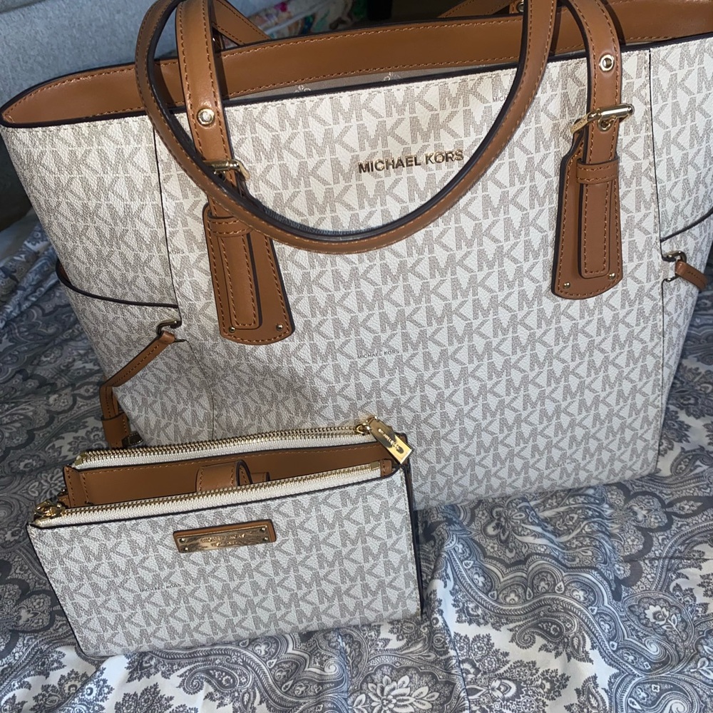 Michael kors purse and wallet set